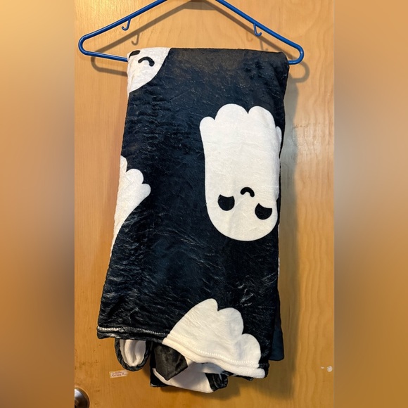 Soft Plush Ghost Blanket 60x80 Black & White Halloween Throw Blanket NWOT - Picture 2 of 3